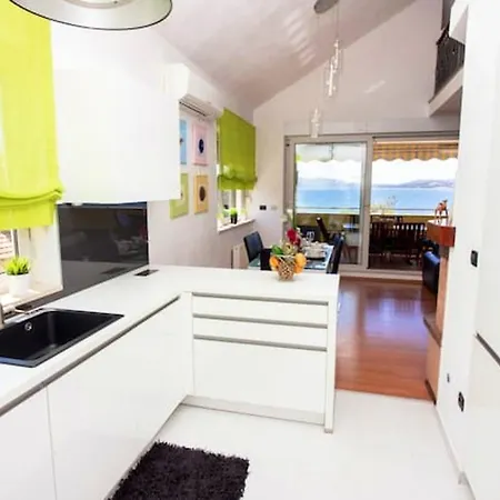 Spacious In With Parking Apartman *