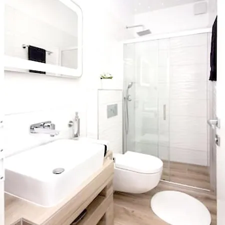 Spacious In With Parking Apartment *