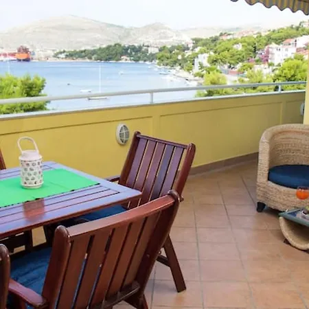 Spacious In With Parking Trogir