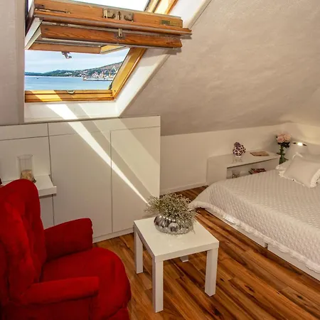 Spacious In With Parking Apartment *