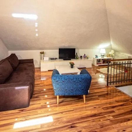 Apartment Spacious In With Parking *