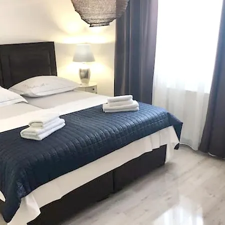 Spacious In With Parking Apartment *