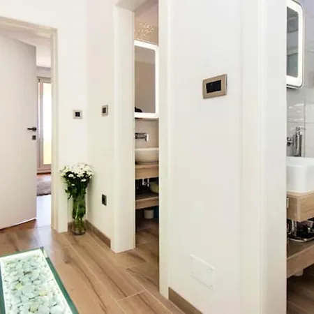 Apartment Spacious In With Parking *