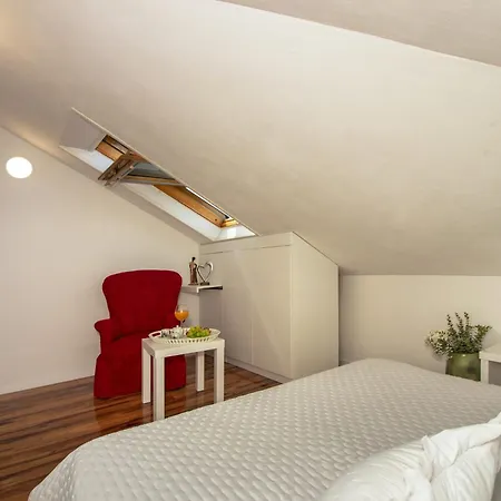 Daire Spacious In With Parking *