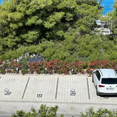 Spacious In With Parking
