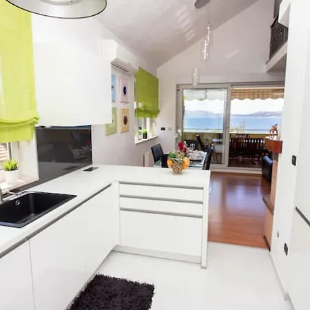 Spacious In With Parking Апартаменти