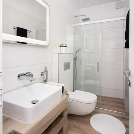 Апартаменти Spacious In With Parking Трогір