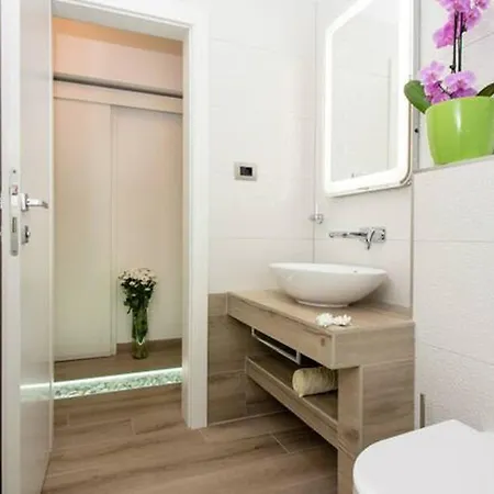 Spacious In With Parking Apartment Trogir