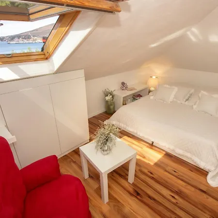 Spacious In With Parking *