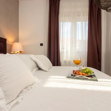 Апартаменти Spacious In With Parking Трогір