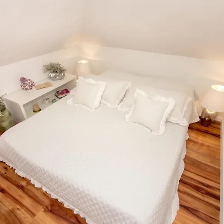 Spacious In With Parking Апартаменти