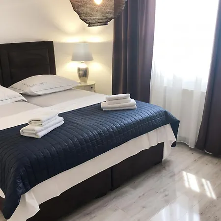 Апартаменти Spacious In With Parking *