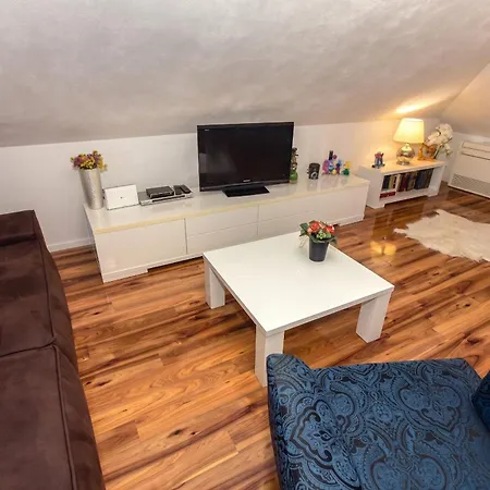 Spacious In With Parking Апартаменти