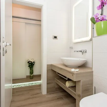 Spacious In With Parking Апартаменти