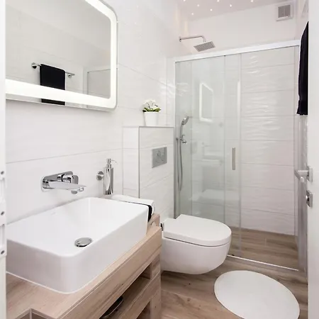 Spacious In With Parking Апартаменти