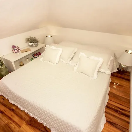 Spacious In With Parking Apartament