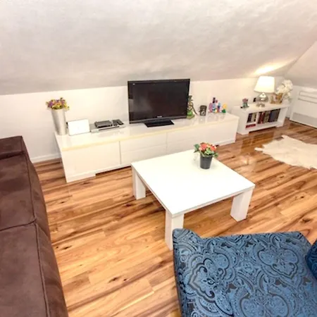 Spacious In With Parking Apartament *