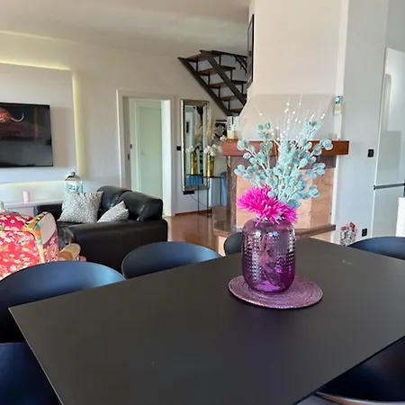 Spacious In With Parking Apartament *